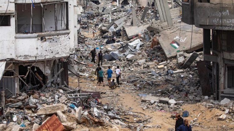 Displaced Palestinians fleeing Rafah set up tent in Khan Yunis camp, southern Gaza