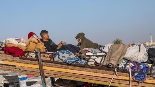 Striscia isolata, bloccati da Israele tutti i valichi. Nuovi raid su Gaza 