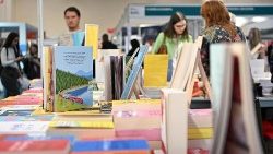 Tra gli stand del Salone del libro di Torino