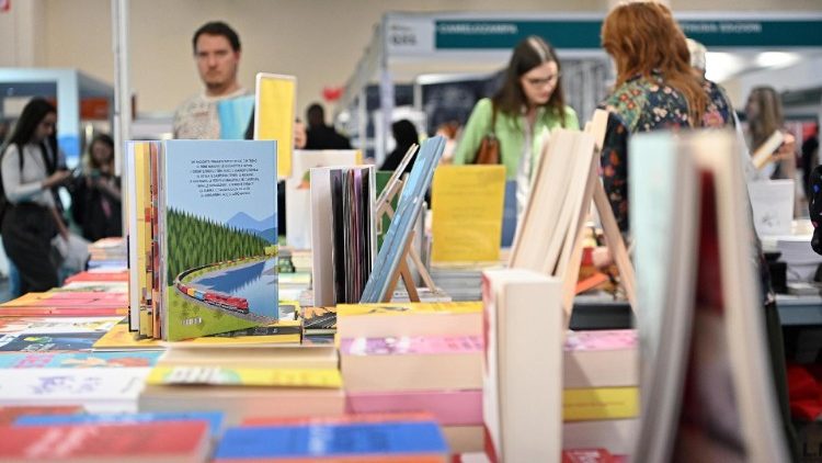 Tra gli stand del Salone del libro di Torino