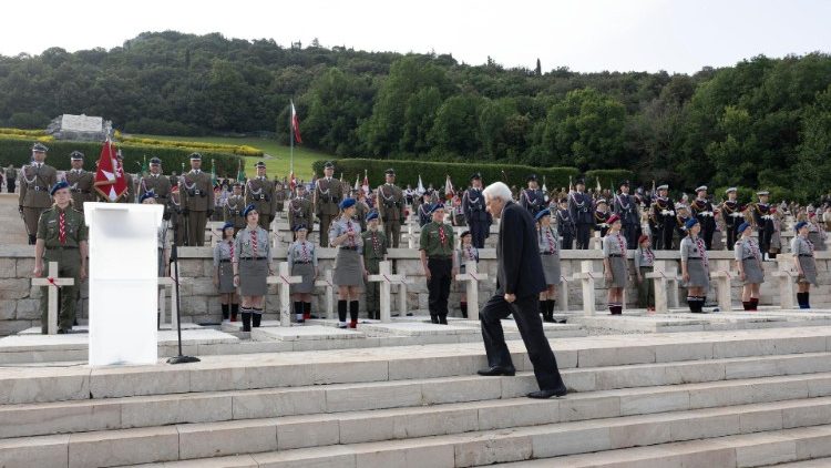 Il presidente italiano Mattarella al sacrario militare
