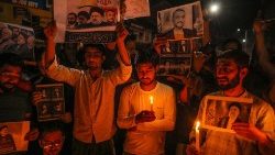 Iranianos homenageiam o presidente Raisi, morto em um acidente de helicóptero