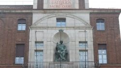 La Cattolica di Milano dove oggi si è svolto un momento di preghiera per il rettore Anelli