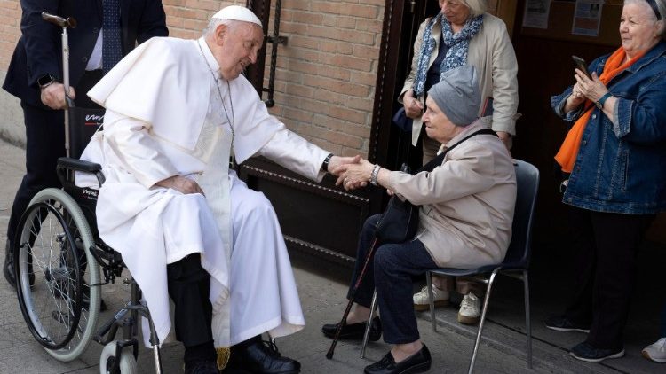 ഇടവകസന്ദർശന വേളയിൽ ഫ്രാൻസിസ് പാപ്പാ  