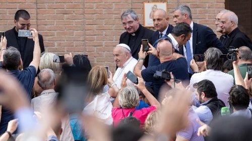 Hivi karibuni, Baba Mtakatifu Francisko alikutana na kuzungumza na watoto zaidi ya 200 kutoka katika Parokia ya “Santa Bernadette Soubirous” Jimbo kuu la Roma. 