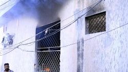 Prédio incendiado em Sargodha após protestos de radicais contra suposta "blasfêmia".