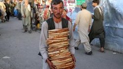 Un vendedor ambulante vendiendo pan en las calles de Kabul (ANSA)