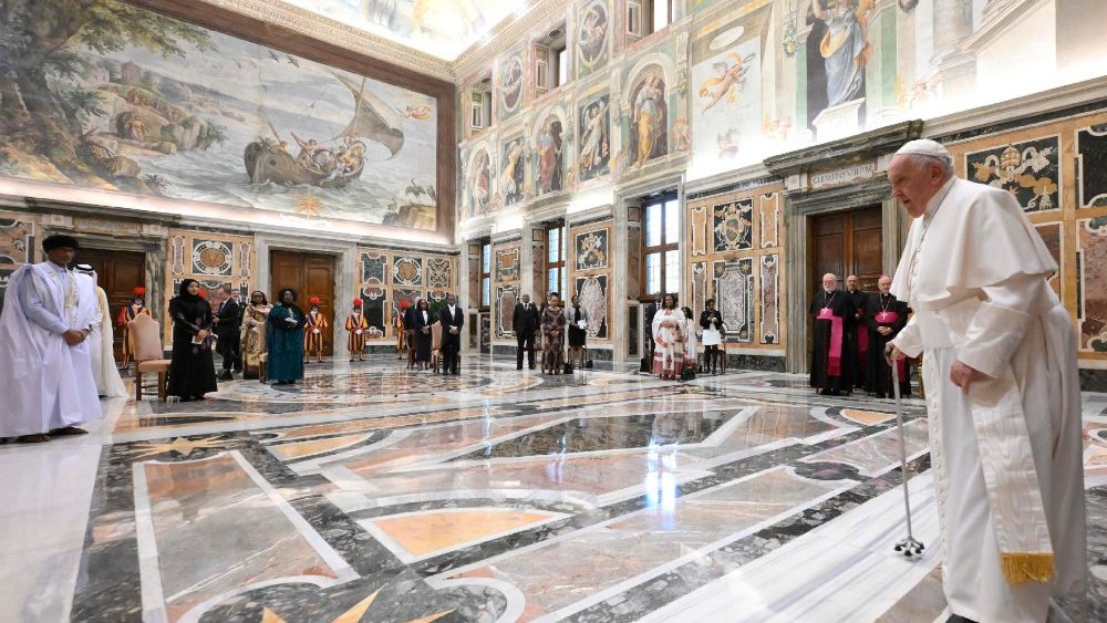 Францішак падчас сустрэчы з дыпламатамі 