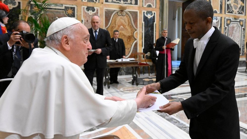 Францішак падчас сустрэчы з дыпламатамі 