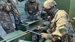  L'armée sud-coréenne diffuse des messages de propagande à travers des haut-parleurs près de la frontière avec la Corée du Nord. 