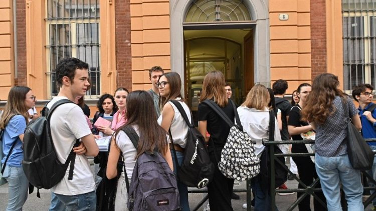 Studenti in attesa del suono della campanella (foto d'archivio)