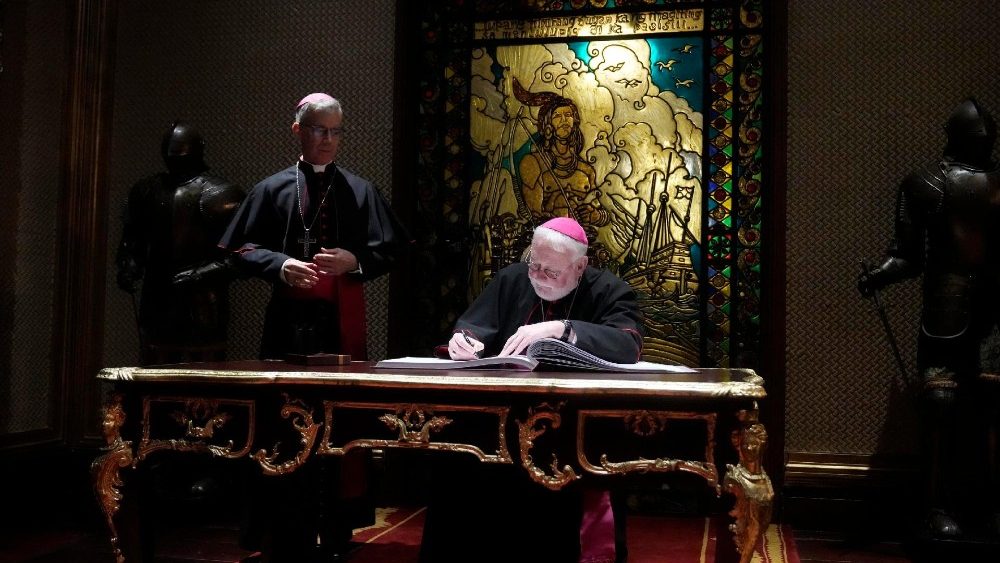 O secretário do Vaticano para Relações com os Estados, arcebispo Paul Gallagher, durante visita ao Palácio Presidencial. (Photo EPA/Aaron Favila/Pool)