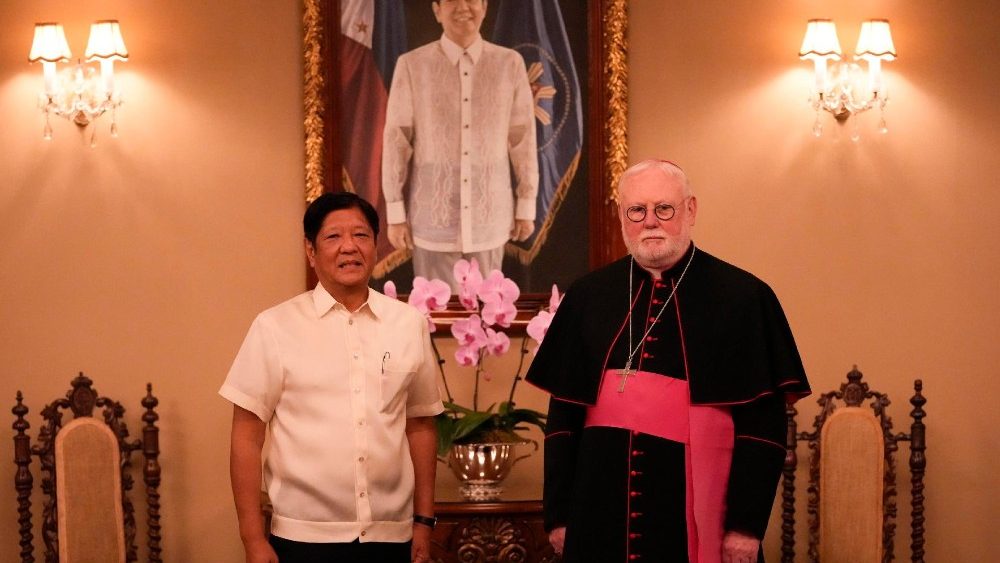 O secretário para Relações com os Estados do Vaticano, dom Paul Gallagher (R), é recebido pelo presidente filipino Ferdinand 'Bongbong' Marcos Jr. (L), durante sua visita ao palácio presidencial de Malakanang em Manila, Filipinas, 2 de julho de 2024. EPA/AARON FAVILA/PISCINA