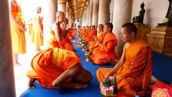 Buddhistische Mönche in Bangkok im Gebet