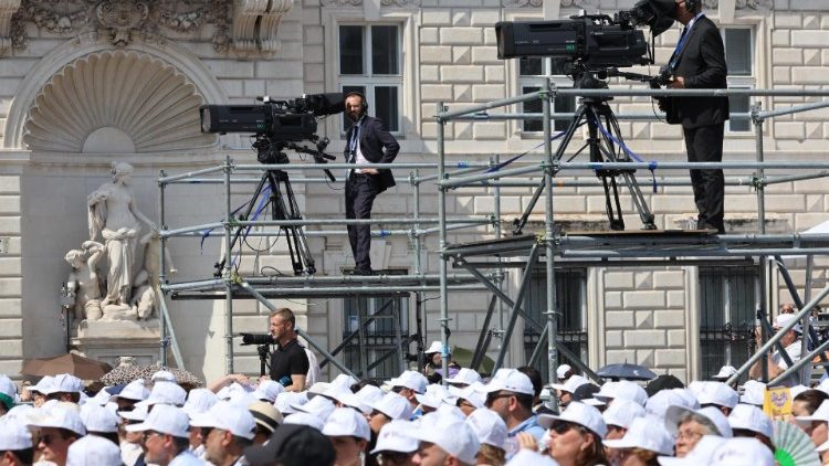 Des journalistes suivent à quelques pas des fidèles l'adresse du Pape sur la démocratie, le 7 juillet 2024.