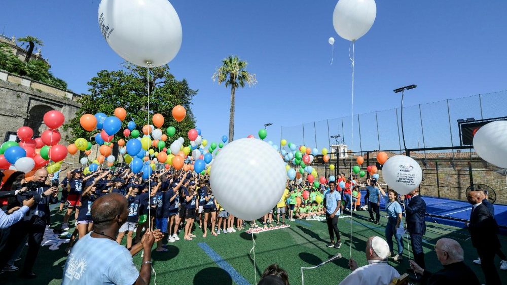 Il Papa incontra bambini e staff del Centro estivo in Vaticano
