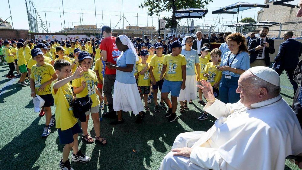 Il Papa incontra bambini e staff del Centro estivo in Vaticano