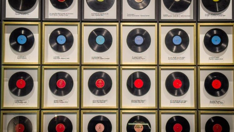 Museo Caruso, una parete di dischi al Palazzo Reale di Napoli