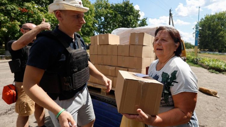 Lokale Helfer beim Ausladen der Hilfsg&uuml;ter