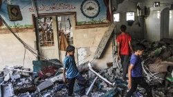Palestinos inspecionam os danos após um ataque israelense à escola Al-Taba'een, no bairro de Daraj Tuffah, em Gaza, em 10 de agosto de 2024. EPA/MAHMOUD ZAKI