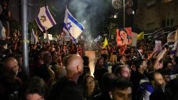 Manifestantes en apoyo de las familias de los rehenes israelíes retenidos por Hamás en Gaza, frente a la residencia del primer ministro Benjamin Netanyahu en Jerusalén, 02 de septiembre 2024