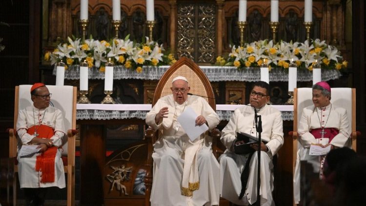 Papa në takimin me ipeshkvijtë e klerin indonezian