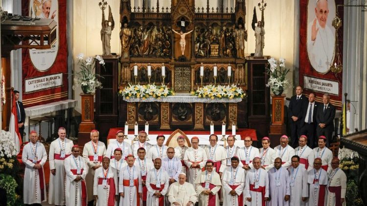 இந்தோனேசிய ஆயர்களுடன் திருத்தந்தை பிரான்சிஸ் (கோப்புபடம் 4/9/24)