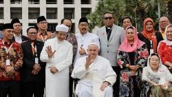 Papa Francisco com o Grão Imã Nasaruddin Umar da Mesquita de Istiqlal, Jacarta 