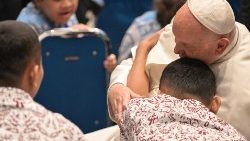 इंडोनेशिया में लोगों से मिलते संत पापा फ्राँसिस