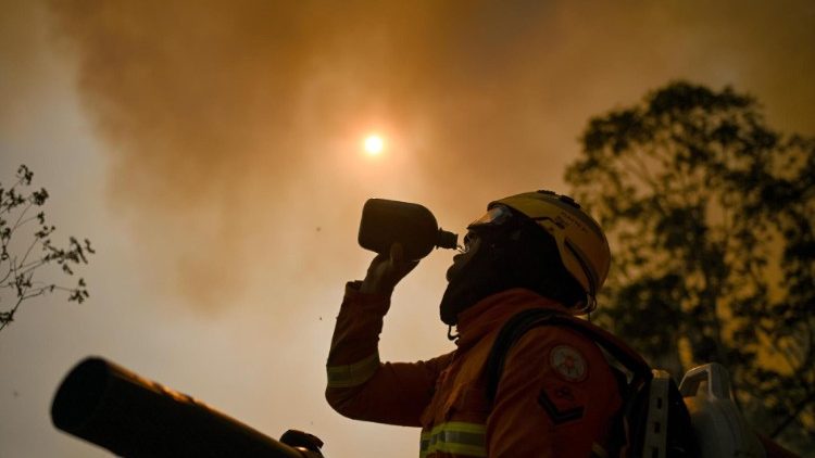 Bombeiro se hidrata enquanto combate incêndio na Floresta Nacional de Brasília, em 4 de setembro