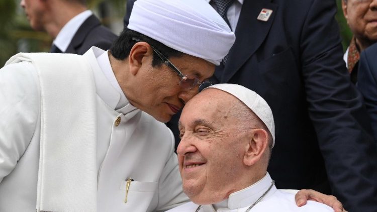 Franziskus mit dem Imam der größten Moschee von Jakarta am Donnerstag