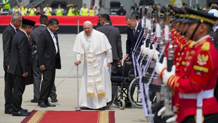Papa akiwa anaelekea Papua New Guinea