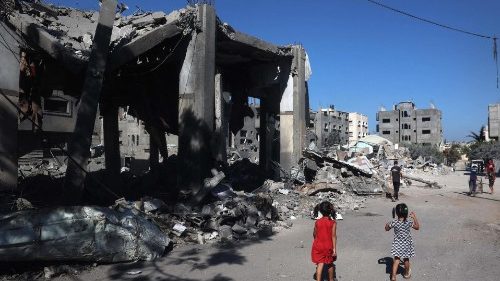Gaza, aumentano le vittime. Raid sul campo profughi di Bureij, civili sotto le macerie