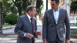 Il premier spagnolo Sanchez con il leader dell'opposizione venezuelana Gonzalez