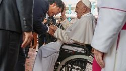 सिगापुर में संत पापा एक अधिकारी को आशीर्वाद देते हुए