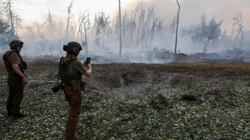 Il cratere di una bomba russa caduta ieri su Kharkiv, in Ucraina, che ha causato sei feriti