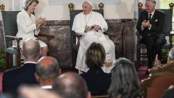 संत पापा फ्राँसिस ब्रुसेल्स में बेल्जियम के अधिकारियों से मुलाकात करते हुए