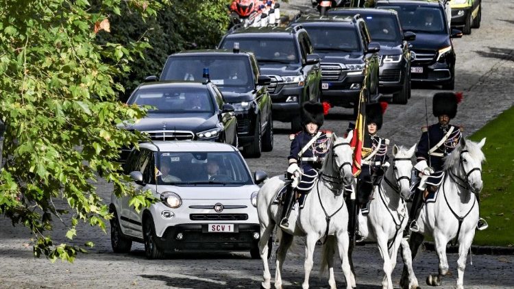 Msafara wa Papa Francisko ukiongozwa na Farasi