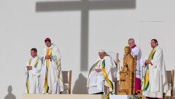 ब्रसेल्स के किंग बॉडौइन स्टेडियम में आयोजित पवित्र मिस्सा समारोह में संत पापा फ्राँसिस 