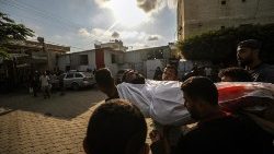 Palästinenser trauern nach dem Angriff auf eine Mosche in Deir al-Balah im Zentrum des Gazastreifens um ihre Angehörigen