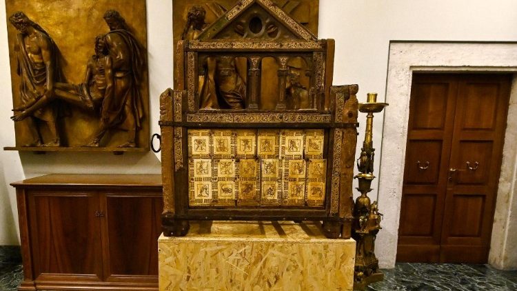 El asiento de madera, reliquia de la «Cathedra Sancti Petri Apostoli»