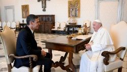Pedro Sánchez et le Pape François dans le palais apostolique du Vatican, le 11 octobre 2024. 