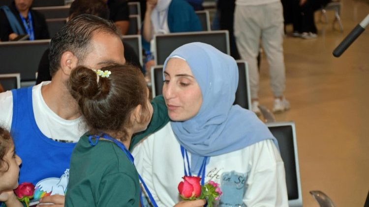 Einige der Flüchtlinge bei ihrer Ankunft am römischen Flughafen Fiumicino 