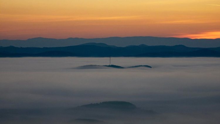 Sonnenaufgang über Nebellandschaft