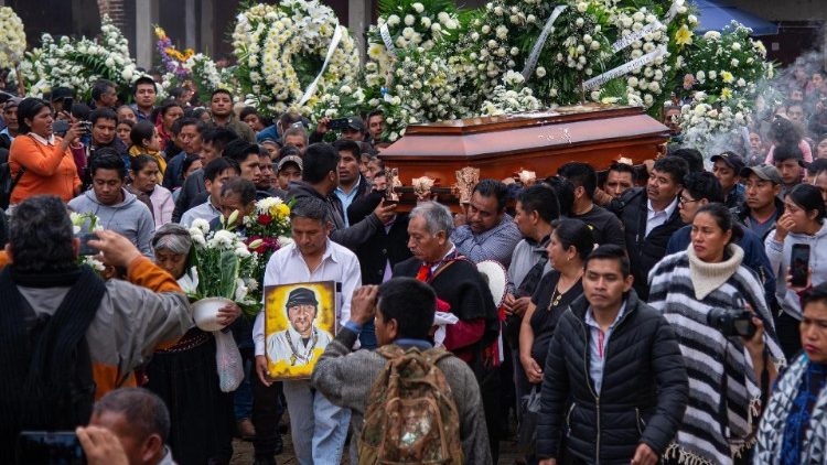 Más de dos mil personas estuvieron presentes en el funeral del sacerdote Marcelo Pérez