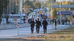 Policía turca asegura el área ante el atentado ocurrido en la empresa de aeronaves militares, TUSAŞ, en Ankara.