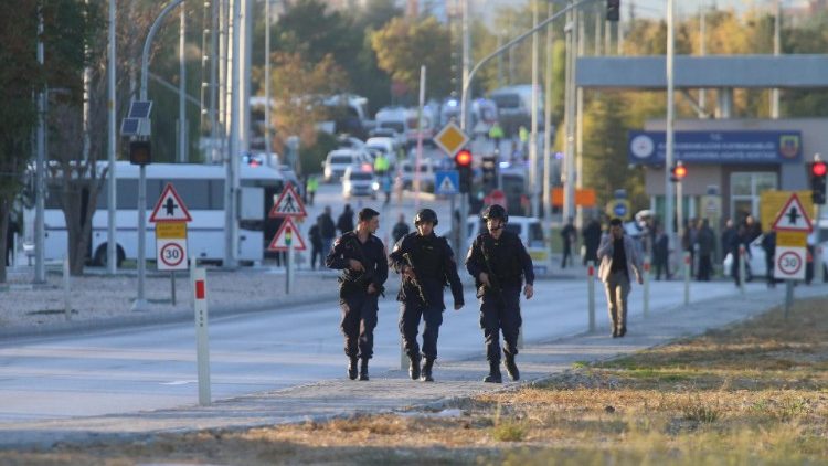 Policía turca asegura el área ante el atentado ocurrido en la empresa de aeronaves militares, TUSAŞ, en Ankara.