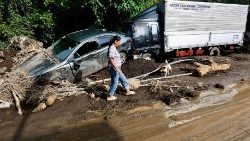 Verschlammte Straße in Talisay, der philippinischen Provinz Batangas nach dem Tropensturm Trami