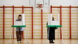 Le operazioni di voto durante le elezioni parlamentari a Tiblisi