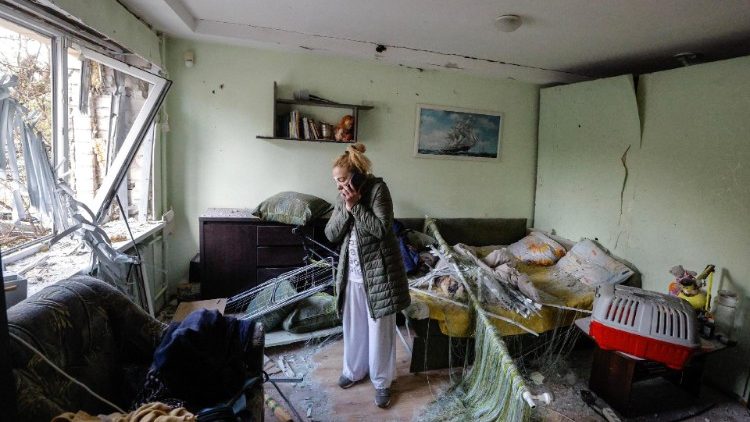 Reação dentro de seu apartamento danificado após um ataque noturno de drones em um prédio residencial em Kiev, Ucrânia, em 29 de outubro de 2024, em meio à invasão russa em andamento. EPA/SERGEY DOLZHENKO